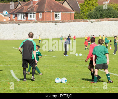 Les écoliers jouent au football sur les terrains de l'école privée à Winchester, Hampshire. UK Banque D'Images