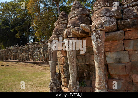 La Terrasse des éléphants, Angkor Thom (12ème siècle temple complexe), site du patrimoine mondial d'Angkor, Siem Reap, Cambodge Banque D'Images