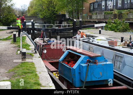 Londres, Royaume-Uni - 20 Avril 2016 : Les gens de l'ouverture de la porte pour un bateau passant un barrage sur le chemin à travers le canal Regent Banque D'Images