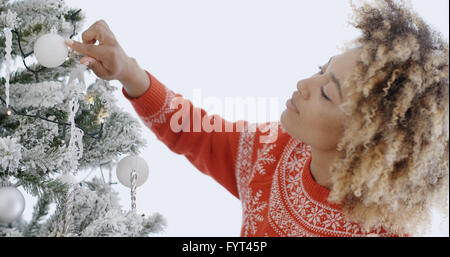 Belle femme africaine décorant un arbre de Noël Banque D'Images