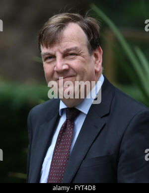 La culture Secrétaire John Whittingdale vu à Downing Street à Londres Banque D'Images