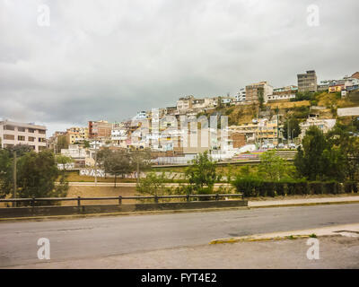 Avenue et maisons sur hill cityscape view dans la ville de Quito, Equateur. Banque D'Images