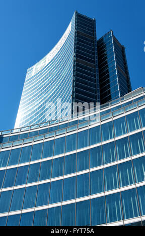 Beau bâtiment moderne en verre et en acier Palais du Conseil régional de la région de la Lombardie, Milan, Italie, Europe under blue sky Banque D'Images