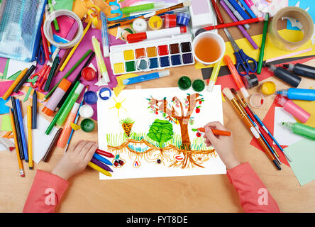 Dessin enfant cuisine jardin avec des légumes , vue d'en haut les mains avec de la peinture au crayon sur papier photo d'art, lieu de travail Banque D'Images