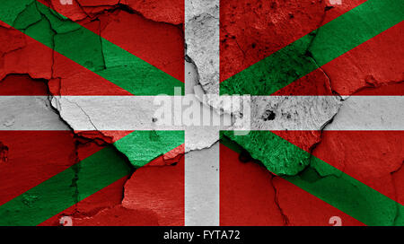 Pavillon d'Pays Basque peint sur mur fissuré Banque D'Images