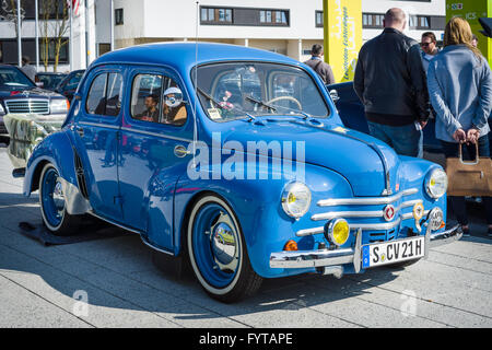 STUTTGART, ALLEMAGNE - le 18 mars 2016 : berline Renault 4CV. Plus grand d'Europe Exposition de voitures classiques 'RETRO' classiques Banque D'Images