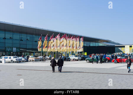 STUTTGART, ALLEMAGNE - le 18 mars 2016 : l'Europe plus grande exposition de voitures classiques 'RETRO CLASSICS'. L'entrée principale. Banque D'Images