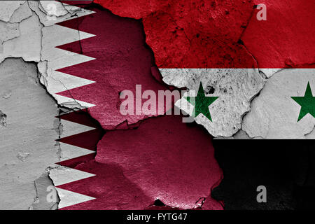 Drapeaux du Qatar et de Syrie peint sur mur fissuré Banque D'Images
