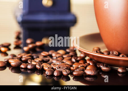La vie toujours avec des grains de café et moulin à café sur le fond en bois Banque D'Images