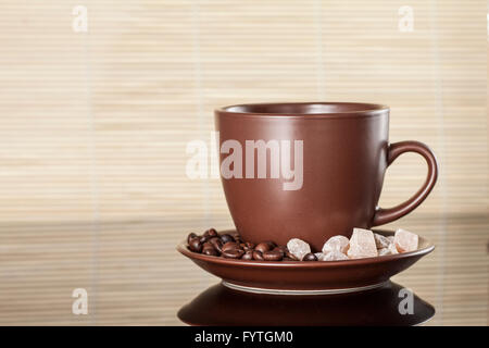 Tasse de café avec du café et du sucre sur un fond clair Banque D'Images