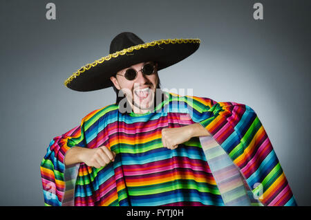 Le port de chapeau sombrero mexicain rigolo Banque D'Images