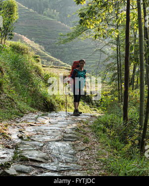 Trekking autour les rizières en terrasses de la région autonome du Guangxi, Jinkeng, Chine Banque D'Images