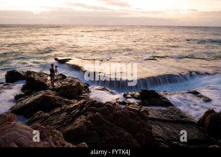 Seascape merveilleux à Nui Chua parc national, le Viet Nam, les vagues sur un grand rocher, incroyable chute de Rai Accrocher au lever du soleil, chef-Vietnam plage pour voyager Banque D'Images