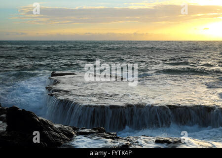 Seascape merveilleux à Nui Chua parc national, Ninh Thuan, le Viet Nam, les vagues sur un grand rocher, s'accrocher à l'automne incroyable lever de Rai Banque D'Images