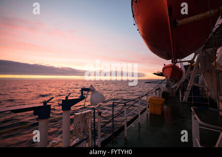 Pont de bateau et de la mer au coucher du soleil Banque D'Images