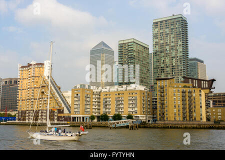 Bateau sur la Tamise à Londres, Royaume-Uni Banque D'Images