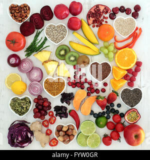 Santé et alimentation paléolithique super aliment de fruits, légumes, noix et graines en difficulté sur fond de bois blanc. Banque D'Images