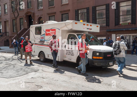 Armés de cornes et leurs éclats de voix frappant les travailleurs de Verizon Verizon autour d'un véhicule de service dans le quartier Hell's Kitchen de New York, le jeudi 21 avril, 2016. Près de 40 000 membres du Syndicat des Communications d'Amérique et la Fraternité internationale des ouvriers en électricité est sorti dans neuf États de l'Est et de Washington DC au cours de divers conflits contractuels, y compris celui des soins de santé et de flexibilité d'ordonnancement. (© Richard B. Levine) Banque D'Images