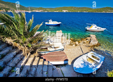 Petit bateau beach sur l'île de Vis Banque D'Images