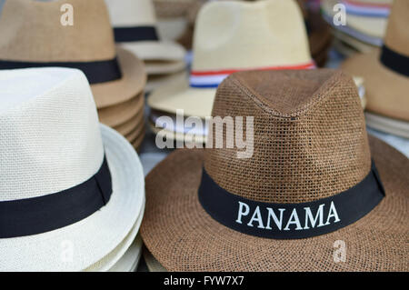 Les chapeaux sont vendus comme souvenirs dans Casco Viejo district de la ville de Panama, Panama, Amérique Centrale Banque D'Images