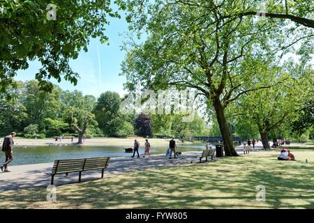 Regents Park et lac lors d'une journée de printemps ensoleillée au centre de Londres Banque D'Images