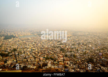 Donnant sur la ville rose de Jaipur de Fort Nahargarh Banque D'Images