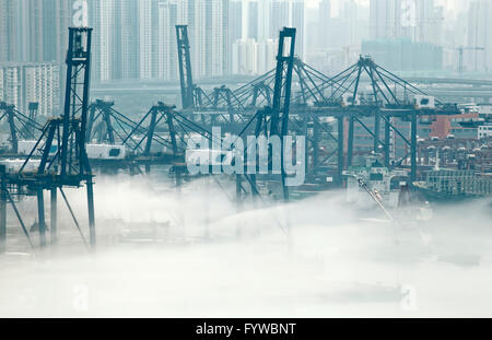 Hong Kong port du fret dans la brume Banque D'Images