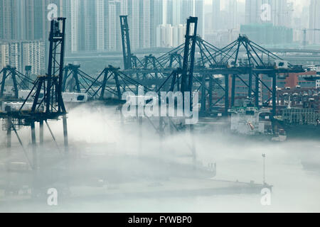 Hong Kong port du fret dans la brume Banque D'Images