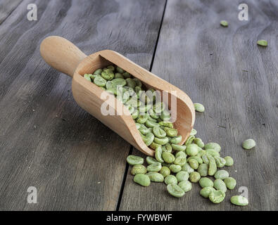 Les grains de café vert dans le scoop en bois vintage wooden surface Banque D'Images