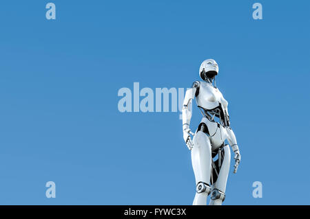 Robot humanoïde femelle à la recherche dans le ciel. Banque D'Images