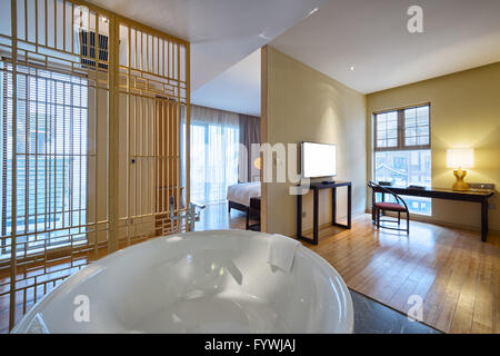Intérieur de salle de bains moderne avec baignoire blanc Banque D'Images