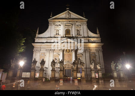 Église des Saints Pierre et Paul dans la nuit dans la vieille ville de Cracovie en Pologne, ville monument, architecture Baroque Banque D'Images