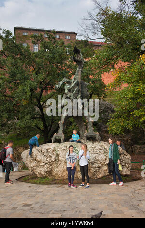 Smok Wawelski - Dragon de Wawel à Cracovie, Pologne la silhouette de la ville, monument, symbole, les touristes, les enfants se tenant et jouer Banque D'Images