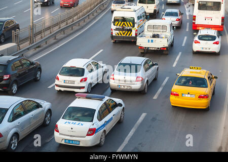 Izmir, Turquie - 5 Février 2015 : Les voitures roulent sur la rue principale de la ville de Izmir moderne Banque D'Images