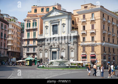 Naples, Italie - 9 août 2015 : les gens ordinaires marche sur la Piazza Trieste e Trento, Street View avec façade de Galleria Umberto Banque D'Images