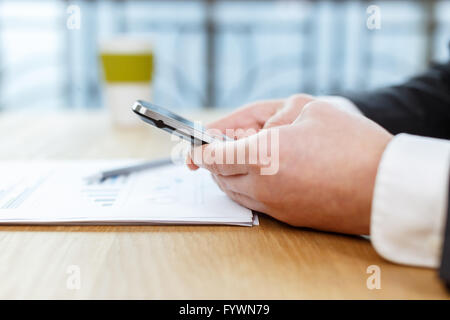 Businessman checking rapports financiers Banque D'Images