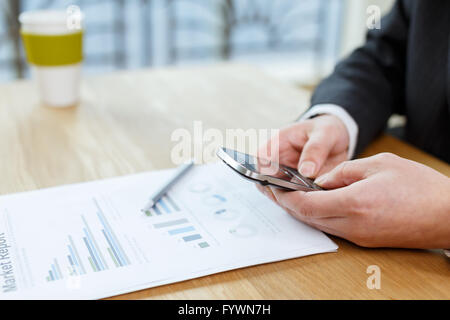 Businessman checking rapports financiers Banque D'Images