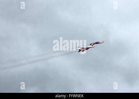 Moscow, Russie - le 16 août 2015 : l'équipe de voltige à travers le monde des Chevaliers russes aéronautique à Barnaul, Russie. Banque D'Images