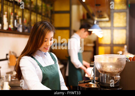 Serveuse et serveur dans portrait cafe Banque D'Images