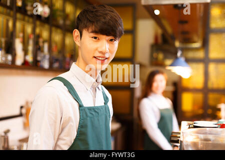 Serveuse et serveur dans portrait cafe Banque D'Images