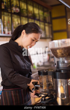 Dans waitress cafe moderne Banque D'Images