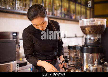 Dans waitress cafe moderne Banque D'Images