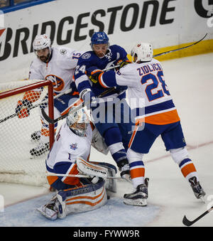 Tampa, Floride, USA. Apr 27, 2016. LOREN ELLIOTT | fois.le Lightning de Tampa Bay Ryan Callahan de l'aile droite (24) en prend un coup au milieu des défenseurs des Islanders de New York lors de la première partie dans le deuxième volet de l'éliminatoire de la coupe Stanley à Amalie Arena de Tampa, en Floride, le mercredi 27 avril, 2016. Credit : Loren Elliott/Tampa Bay Times/ZUMA/Alamy Fil Live News Banque D'Images