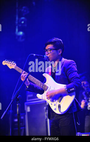 Beijing, Chine. Apr 27, 2016. Chanteur Zhao Zhao de la résidence de la bande A effectue au cours de l'écoute de la musique d' Festival à Beijing, capitale de la Chine, le 27 avril 2016. © Xiao Xiao/Xinhua/Alamy Live News Banque D'Images