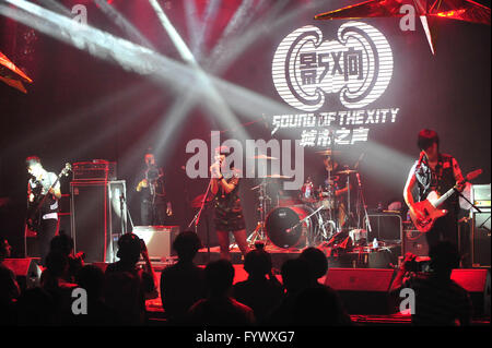 Beijing, Chine. Apr 27, 2016. La bande Twinkle Star effectue au cours de l'écoute de la musique d' Festival à Beijing, capitale de la Chine, le 27 avril 2016. © Xiao Xiao/Xinhua/Alamy Live News Banque D'Images