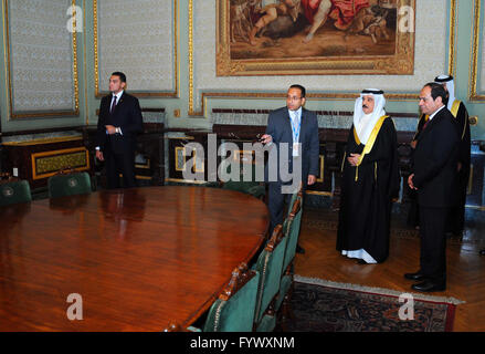 Le Caire, Égypte. Apr 27, 2016. Le président égyptien, Abdel Fattah al-Sisi à Bahreïn au Roi Hamad bin Issa al-Khalifa Visitez le palais Abdine au Caire, Égypte, le 27 avril 2016 Credit : le président égyptien Office/APA/Images/fil ZUMA Alamy Live News Banque D'Images