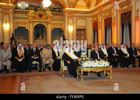 Le Caire, Égypte. Apr 27, 2016. Le président égyptien, Abdel Fattah al-Sisi à Bahreïn au Roi Hamad bin Issa al-Khalifa Visitez le palais Abdine au Caire, Égypte, le 27 avril 2016 Credit : le président égyptien Office/APA/Images/fil ZUMA Alamy Live News Banque D'Images