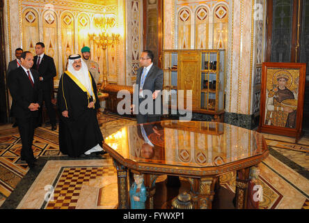 Le Caire, Égypte. Apr 27, 2016. Le président égyptien, Abdel Fattah al-Sisi à Bahreïn au Roi Hamad bin Issa al-Khalifa Visitez le palais Abdine au Caire, Égypte, le 27 avril 2016 Credit : le président égyptien Office/APA/Images/fil ZUMA Alamy Live News Banque D'Images