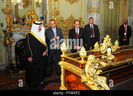 Le Caire, Égypte. Apr 27, 2016. Le président égyptien, Abdel Fattah al-Sisi à Bahreïn au Roi Hamad bin Issa al-Khalifa Visitez le palais Abdine au Caire, Égypte, le 27 avril 2016 Credit : le président égyptien Office/APA/Images/fil ZUMA Alamy Live News Banque D'Images