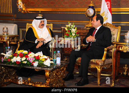 Le Caire, Égypte. Apr 27, 2016. Le président égyptien, Abdel Fattah al-Sisi à Bahreïn au Roi Hamad bin Issa al-Khalifa Visitez le palais Abdine au Caire, Égypte, le 27 avril 2016 Credit : le président égyptien Office/APA/Images/fil ZUMA Alamy Live News Banque D'Images